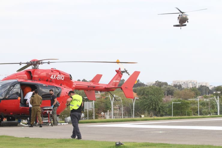 פינוי קרקעי לא התאפשר בשעות הראשונות. פינוי מוסק ב-7 באוקטובר (צילום דנה קופל ) פינוי פצועים מסוק בית חולים