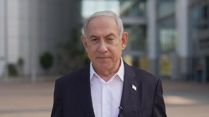 נתניהו בהצהרתו הראשונה ב-7/10. "בלי חליפה ועניבה" ראש הממשלה בנימין נתניהו בהצהרה מהקריה בתל אביב