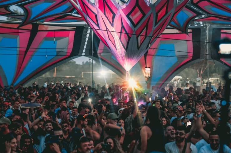 מסיבת הנובה לפני טרור המחבלים (צילום: עידו דרבי ) מסיבת הטבע נובה בבארי לפני טרור המחבלים