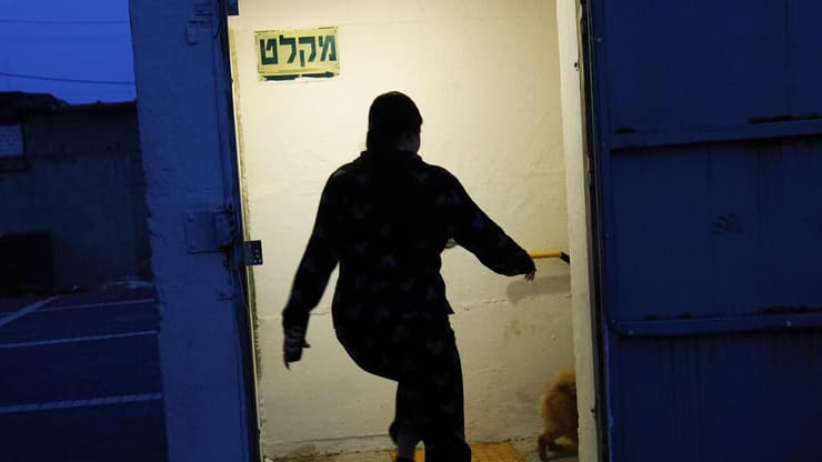 אשקלון אנשים ב מקלט אזעקות ירי רקטות
