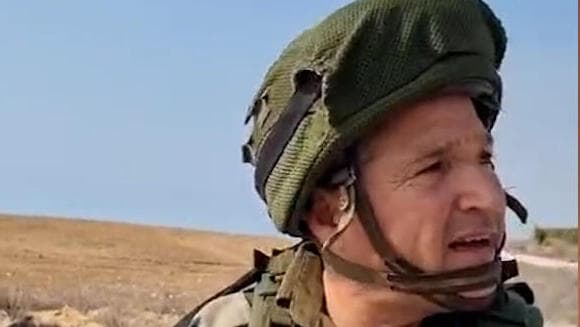 אלוף דוד זיני בקיבוץ מפלסים. השתתף בקרבות מול מחבלי חמאס (צילום: יואב זיתון) אלוף דוד זיני מדבר על חיסול המחבלים בקיבוץ מפלסים