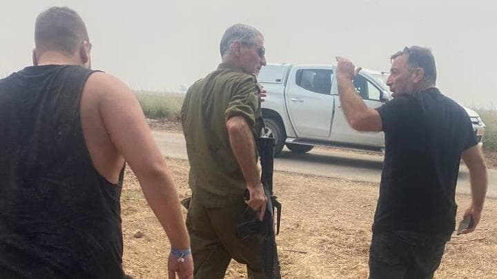 יאיר גולן מחלץ אנשים בעוטף, ב-7/10. ואטורי: "לא יודע אם הוא באמת הציל" (צילום: אביב גאון) תיעוד מהחילוץ