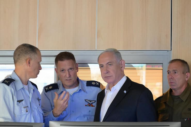 בנימין נתניהו בתאי השליטה במטה חיל האוויר בקריה, תל אביב