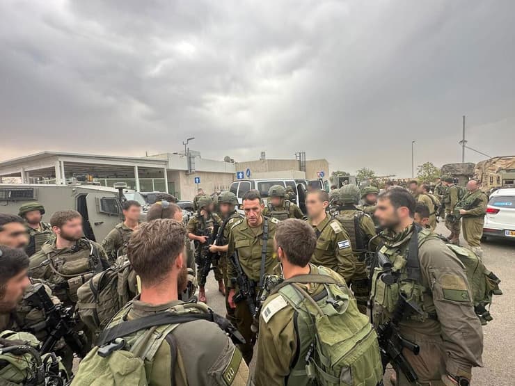 הרמטכ"ל הרצי הלוי בהערכת מצב באוגדת עזה. 9 באוקטובר 2023 (צילום: דובר צה"ל) הרמטכ"ל הרצי הלוי בהערכת מצב באוגדת עזה