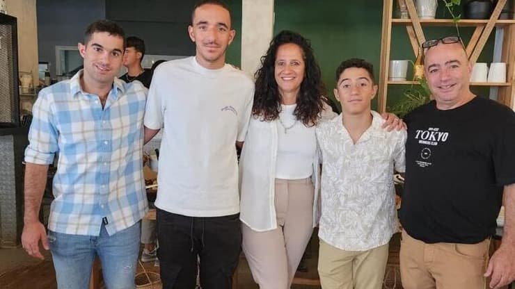 "להגיע לפה בבוקר ולפגוש את העובדים המדהימים, נותן לי כוח להמשיך". משפחת בן-בסט עם יותם ז"ל (משמאל) סרן יותם בן בסט מבת חפר