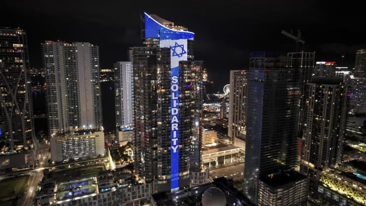  דגל ישראל על בניין פרמאונט במיאמי