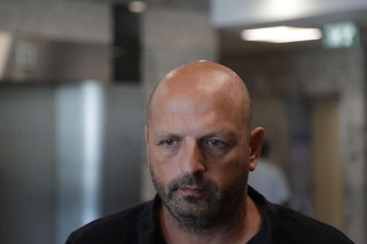 אביו של דולב הפצוע. "חייבים להילחם ולנצח" (צילום: מוטי קמחי) פצועים איכילוב