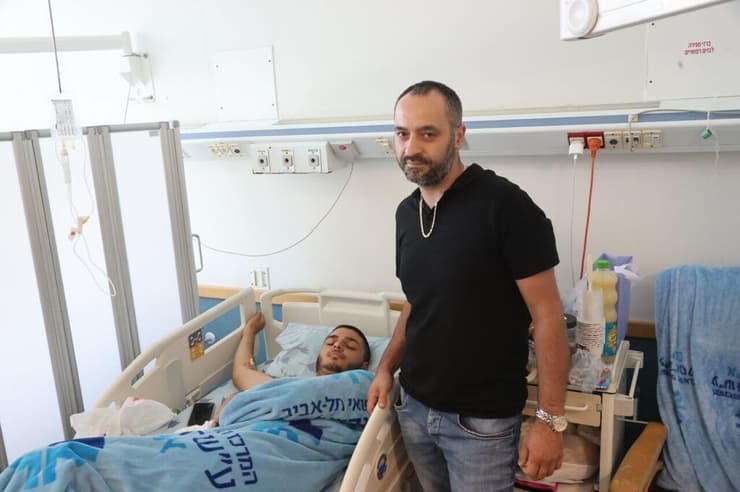 ששון והבן הפצוע עידן. פינה אותו עצמאית מסורוקה לאיכילוב (צילום: מוטי קמחי) פצועים איכילוב
