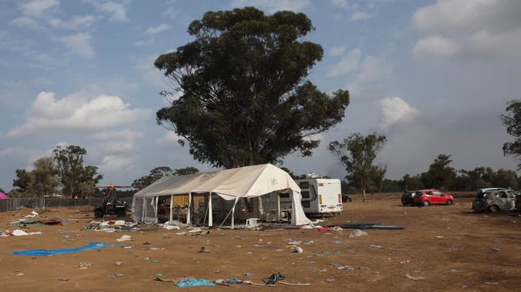 זירת המסיבה ברעים לאחר הטבח. כיצד השפיעו הסמים שצרכו המשתתפים? (צילום: JACK GUEZ / AFP) זירת המסיבה ברעים