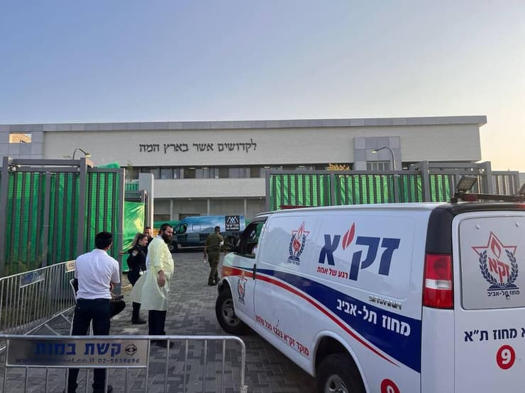 "היה משהו בשתיקה הזו שאפשר לפרוק, לבכות, להתחיל לעבד". בסיס שׁוּרָה כמה ימים אחרי 7 באוקטובר אמבולנסים בבסיס שורה