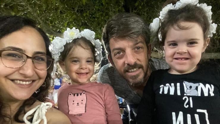 שרון, דוד, אמה ויולי