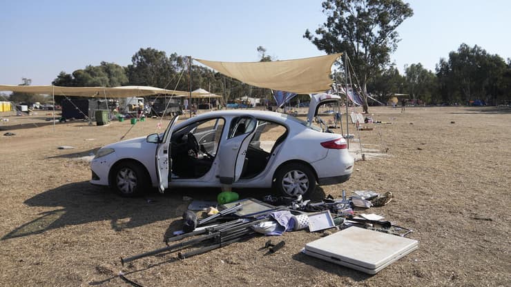 הטבח במסיבה ברעים. פרופ' פואה קאהן הייתה נחושה לסייע לנפגעי הטראומה (צילום: AP Photo/Ohad Zwigenberg) רכב נטוש ברעים