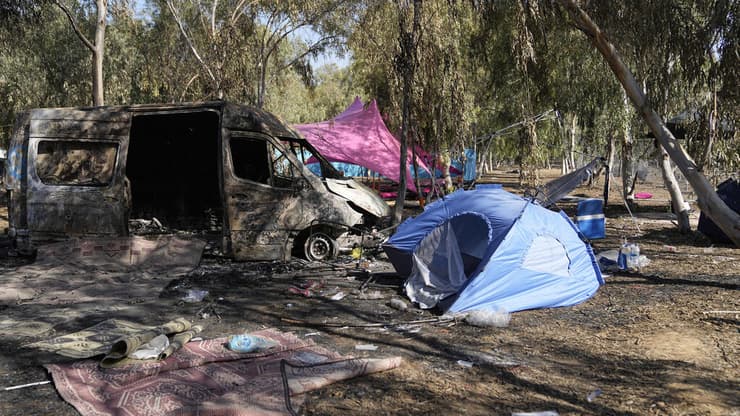 "האדם מחפש לספר את הסיפור - זו דרך לצקת משמעות למה שקרה לנו" (צילום: AP Photo/Ohad Zwigenberg) רכב ברעים