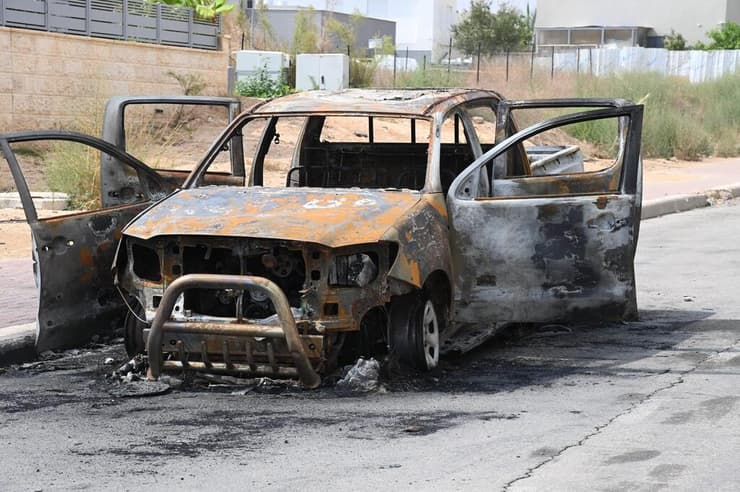אילנה קוריאל ביום קשה באופקים, בשיחה עם מנהל בית הקברות שקיבל את מתי העיר ונרצחי מסיבת הטבע, עם האנשים הגיבורים מהעיר הקטנה שאיבדה 51 מתושביה