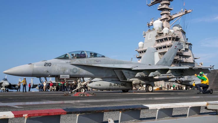 מטוס F/A-18F אמריקני על נושאת המטוסים ג'רלד פורד (צילום: Tajh Payne / US DEPARTMENT OF DEFENSE / AFP)) מטוס F/A-18F סופר הורנט על נושאת המטוסים ג'רלד פורד