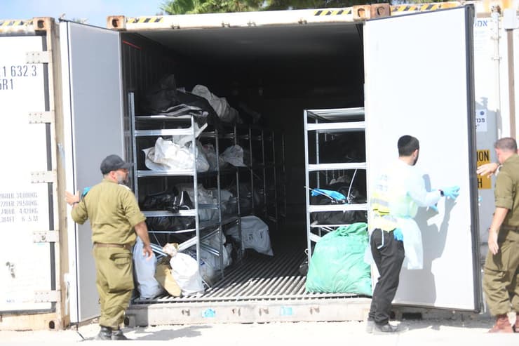 מכולה במחנה שורה לאחר הטבח. "כאילו נכנסתי לפרק של 'מראה שחורה' וזה יימשך לנצח" (צילום: יאיר שגיא) מתחם זיהוי הגופות "שורה" ברמלה לאחר הטבח בדרום