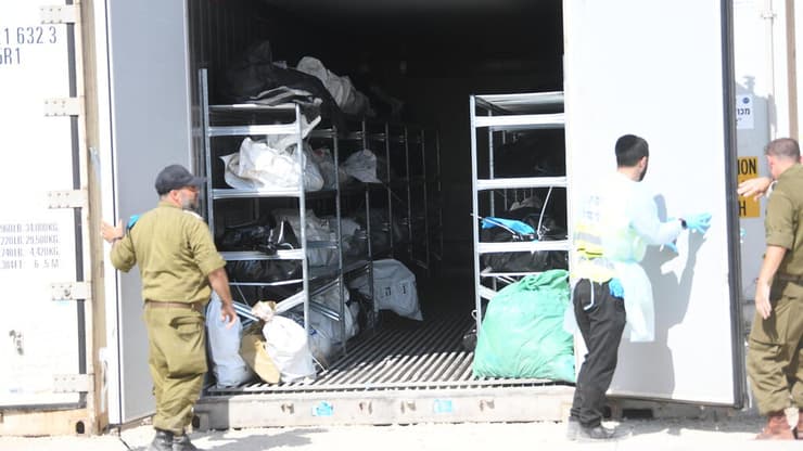 כל שר סיפר זוועה אחרת. מתחם זיהוי הגופות במחנה "שורה" ברמלה לאחר טבח 7 באוקטובר (צילום: יאיר שגיא) מתחם זיהוי הגופות "שורה" ברמלה לאחר הטבח בדרום