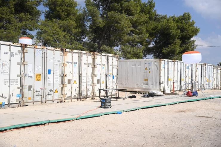 מתחם זיהוי הגופות "שורה" (צילום: יאיר שגיא) מתחם זיהוי הגופות "שורה" ברמלה לאחר הטבח בדרום