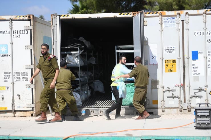 מתחם זיהוי הגופות "שורה" ברמלה לאחר הטבח בדרום