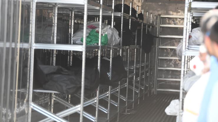 מתחם זיהוי הגופות "שורה" ברמלה לאחר הטבח בדרום
