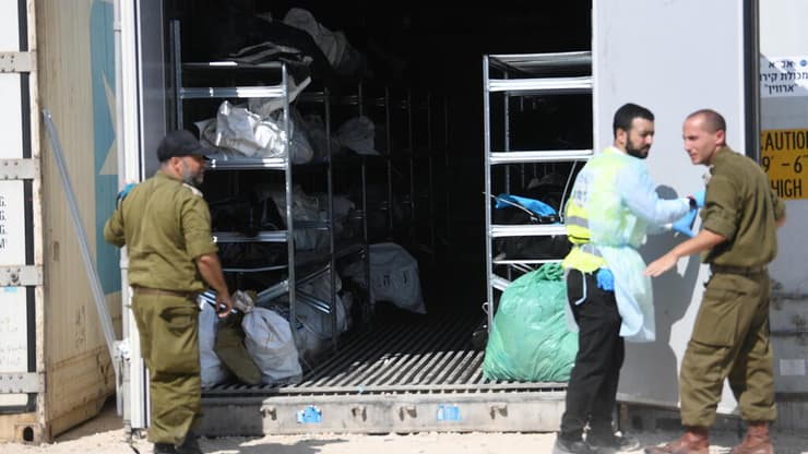 מתחם זיהוי הגופות "שורה" ברמלה לאחר הטבח בדרום