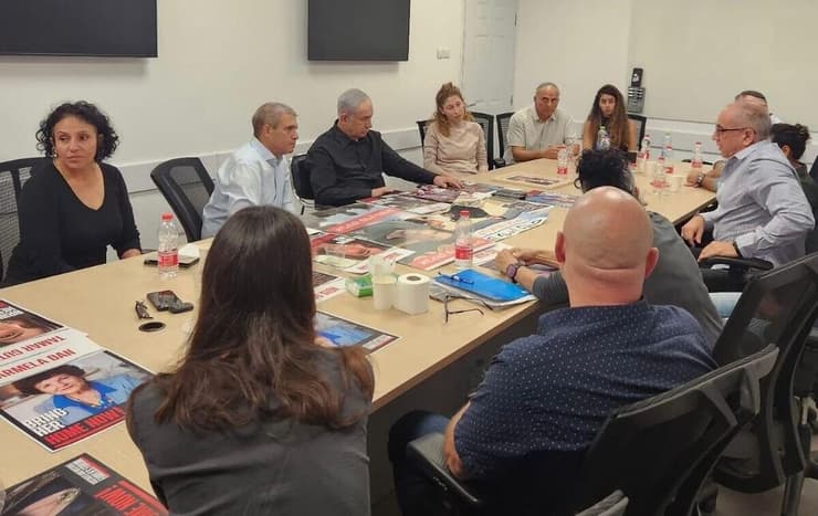 ראש הממשלה בנימין נתניהו נפגש עם משפחות החטופים והנעדרים