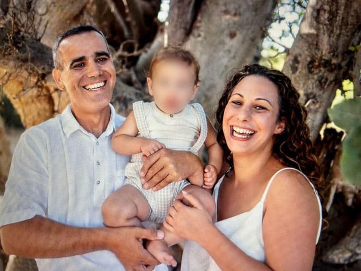 "חשבנו שהם הלכו, ואז חלון המקלחת התנפץ". המחבלים הביאו נער מהקיבוץ שיורה להם לפתוח את הממ"ד עומרי מירן נחטף מנחל עוז