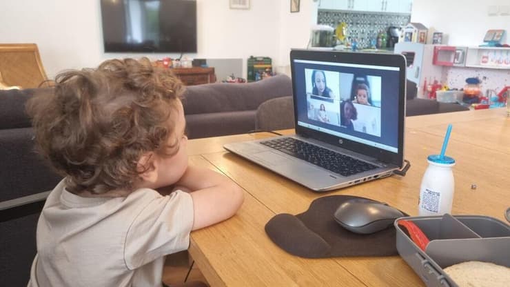 ילדים לומדים בבית. הורה שנשאר לשמור מוגן מפיטורים (צילום: רן רימון) גור רימון לומד בזום