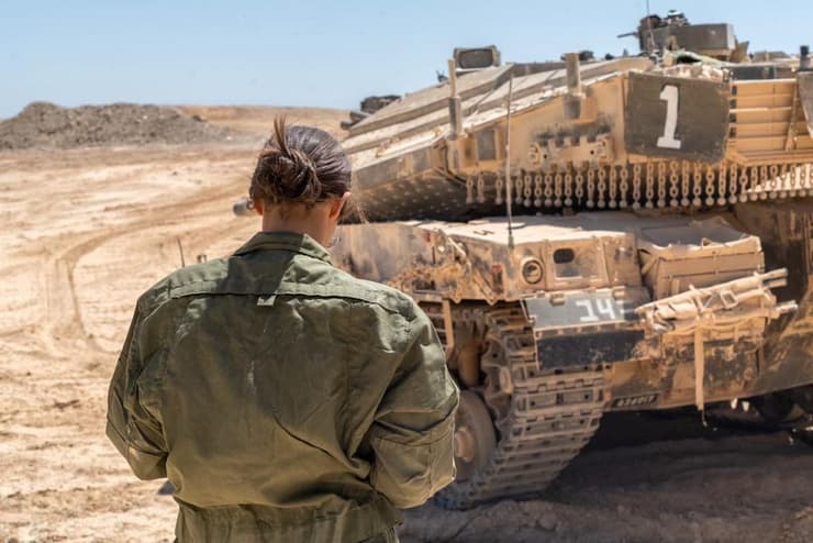 לוחמת שריון. הרבנים יצאו נגד "האג'נדה הרדיקלית של יוהל"ם לערבוב המינים" (צילום: דובר צה"ל) פלוגת הטנקיסטיות על ההיתקלות עם מחבלים בכביש 232