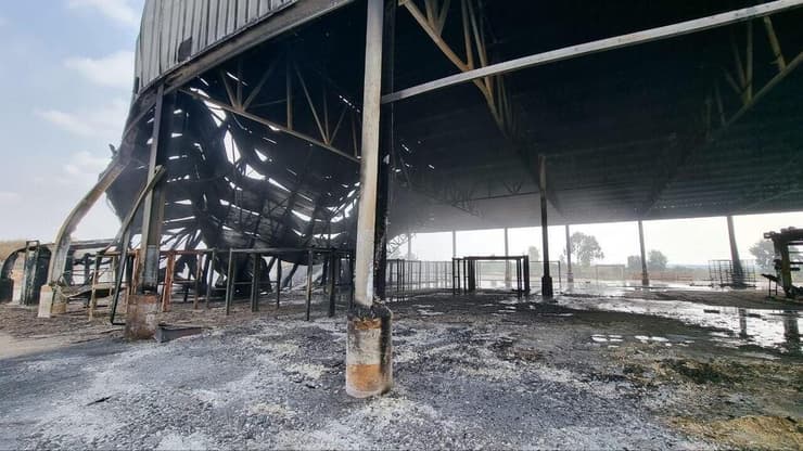 נזקים ברפת בקיבוץ עלומים שבעוטף עזה