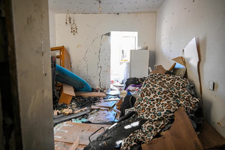 תיעוד הנזק לבית בכפר עזה (צילום: Alexi J. Rosenfeld/Getty Images) בתים בכפר עזה