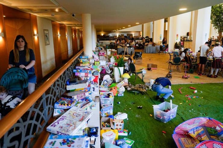 17 באוקטובר 2023. מפונים מעוטף עזה במלון בים המלח (צילום: שלו שלום) מפונים מעוטף עזה בים המלח