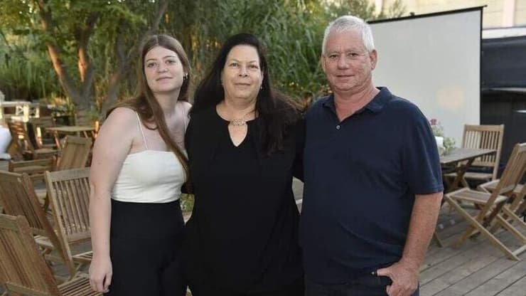 אילן ז"ל עם אשתו שירי והבת נגה, שנחטפו ושוחררו (מתוך פייסבוק) אילן, שירי ונגה וייס