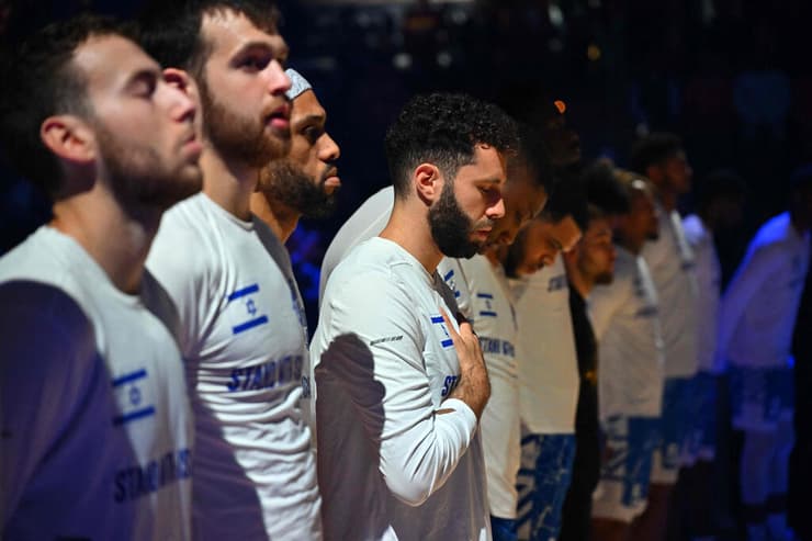 שחקני מכבי רעננה לפני משחק ההכנה נגד קליבלנד