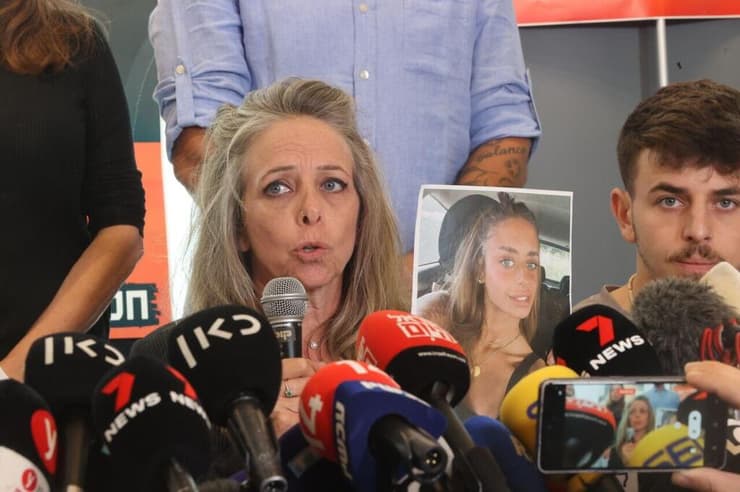 מסיבת עיתונאים של משפחתה של מייה שם