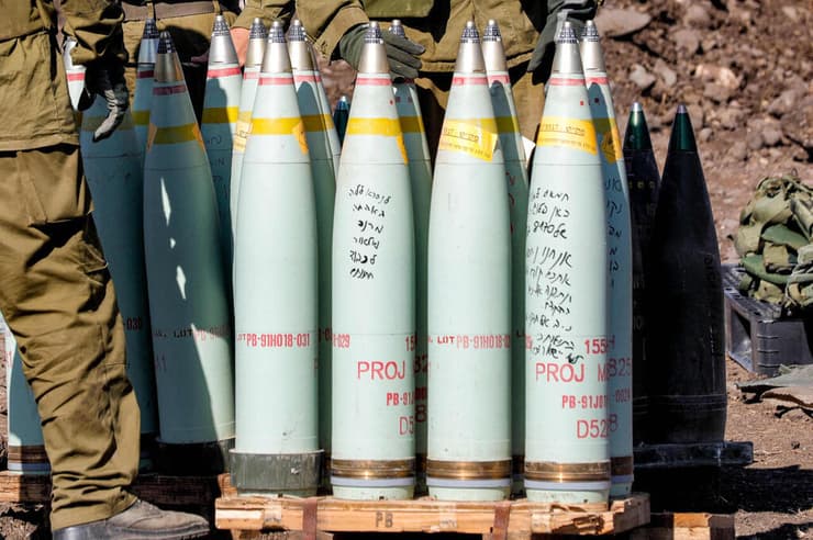 פגזים עם מסרים למחבלים בגבול לבנון, אוקטובר 2023 (צילום: Jalaa MAREY / AFP) תותחנים בגבול לבנון