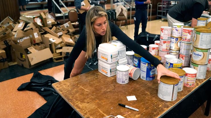 אריזת תרומות לישראל בניו יורק (צילום: Timothy A. Clary / AFP) ארה"ב ניו יורק אורזים אספקה ציוד חירום תרומות לישראל