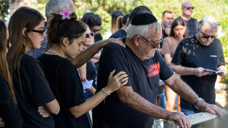 שלמה שרף בעלייה לקבר נכדתו, מאי נעים ז"ל