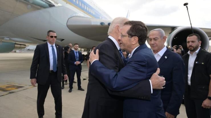 נשיא ארה"ב ג'ו ביידן עם נשיא המדינה יצחק הרצוג ב נתב"ג 