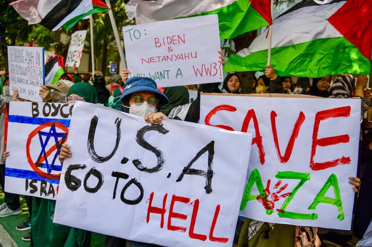 חרבות ברזל ג'קרטה אינדונזיה מפגינים נגד ישראל בעד פלסטינים עזה