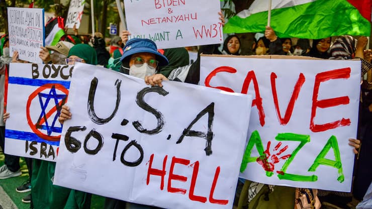 הפגנות פרו-פלסטיניות בבירה ג'קרטה. חשש ממחאות קיצונים ( צילום: BAY ISMOYO / AFP) חרבות ברזל ג'קרטה אינדונזיה מפגינים נגד ישראל בעד פלסטינים עזה