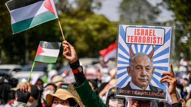 חרבות ברזל ג'קרטה אינדונזיה מפגינים נגד ישראל בעד פלסטינים עזה