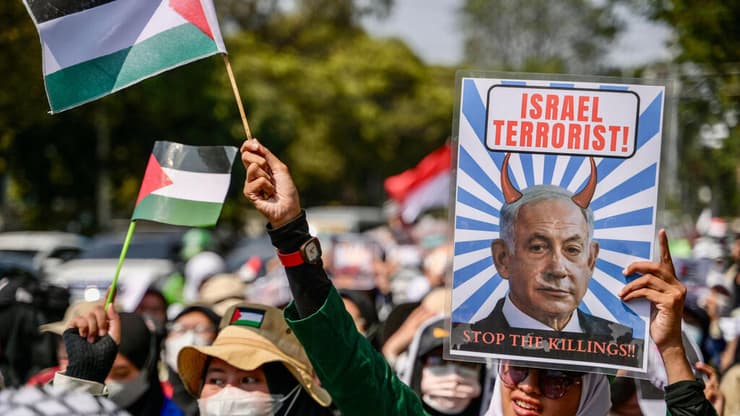 חרבות ברזל ג'קרטה אינדונזיה מפגינים נגד ישראל בעד פלסטינים עזה