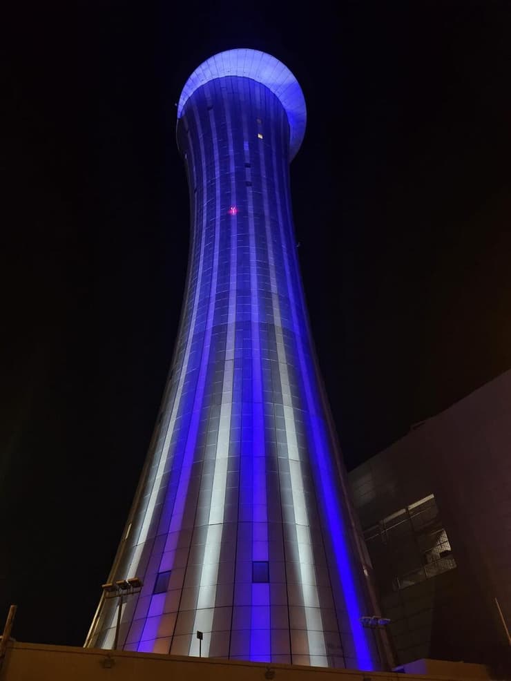 מגדל פיקוח נתבג מואר כחלק מפרויקט ההארה של מטה החטופים והנעדרים (צילום: מטה החטופים והנעדרים) מגדל פיקוח נתב"ג פרויקט הארה של מטה החטופים והנעדרים