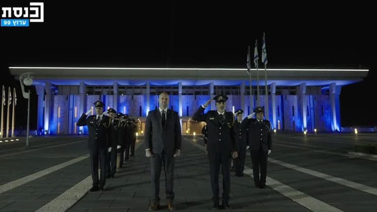 הכנסת (צילום:מתוך שידורי ערוץ כנסת ) האקדמית תל אביב יפו פרויקט הארה של מטה החטופים והנעדרים