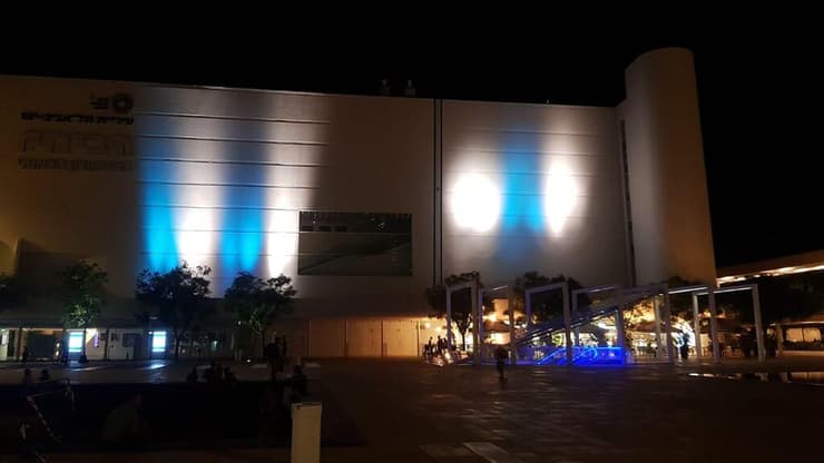 תיאטרון הבימה (צילום: מטה החטופים והנעדרים) תיאטרון הבימה פרויקט הארה של מטה החטופים והנעדרים