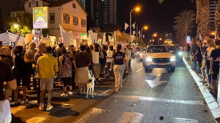 הפגנת משפחות החטופים והנעדרים סמוך לשרונה הפגנת משפחות החטופים והנעדרים