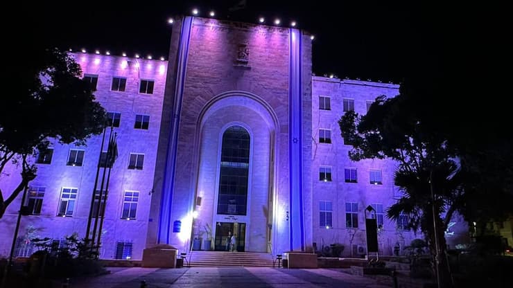 עיריית חיפה (צילום: מטה החטופים והנעדרים) עיריית חיפה פרויקט הארה של מטה החטופים והנעדרים