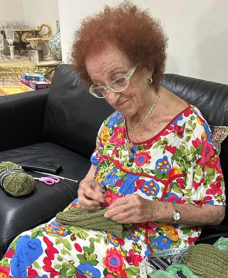 "מספיק לי לדעת שכובע אחד שסרגתי הגיע לחייל ועכשיו חם לו". גוט
