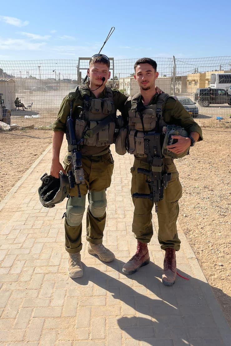 דור אשכנזי ואלמוג גורן. מימין - פרמדיק הסיירת, סמל אלמוג גורן  משמאל - החובש הגדודי, סמ"ר דור אשכנזי 